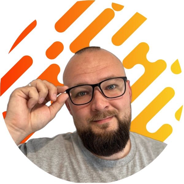 Portrait d’un développeur web souriant sur fond graphique coloré